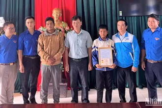 Em (thứ 3 từ phải qua) được tặng huy hiệu “Tuổi trẻ dũng cảm” vì hành động cứu 2 em nhỏ đuối nước. 