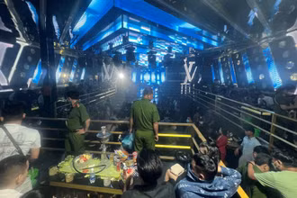 Lực lượng công an kiểm tra bên trong quán LV Club.