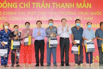 Đồng chí Trần Thanh Mẫn tặng quà Tết các gia đình khó khăn tại Bạc Liêu. 