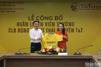 Huấn luyện viên Văn Thị Thanh nhận áo huấn luyện trưởng của Thái Nguyên T&T.