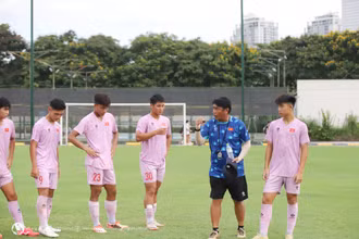 Huấn luyện viên Trần Minh Chiến hướng dẫn các học trò trong buổi tập. (Ảnh: VFF)