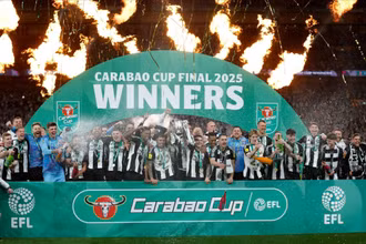 Các cầu thủ Newcastle nâng cao cúp vô địch. (Ảnh: ESPN)