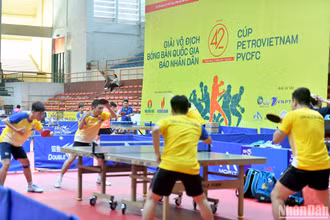 Các vận động viên tranh thủ thời gian tập luyện trước thềm giải đấu. (Ảnh: ĐĂNG KHOA)