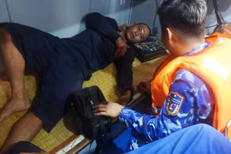 Lực lượng thuộc Bộ Tư lệnh Vùng Cảnh sát biển 4 sơ cấp cứu ban đầu cho ngư dân Võ Thanh Nam. (Ảnh: Bộ Tư lệnh Vùng Cảnh sát biển 4 cung cấp).
