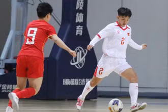 Các cầu thủ futsal nữ Việt Nam (áo trắng) cọ xát hữu ích trước Vòng chung kết Giải futsal nữ châu Á 2025. (Ảnh: VFF)