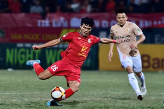 Mặc dù thi đấu trên sân khách, các cầu thủ Hà Tĩnh duy trì lối chơi kỷ luật cao. (Ảnh: TRẦN HẢI)
