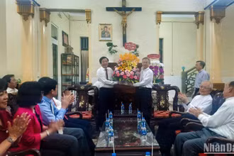 Bí thư Tỉnh uỷ Vĩnh Long Bùi Văn Nghiêm tặng hoa tại Tòa Giám mục giáo phận Vĩnh Long. (Ảnh: BÁ DŨNG) 