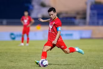 Đinh Thanh Trung - cầu thủ vừa bị bắt vì sử dụng trái phép chất cấm từng giành Quả bóng Vàng Việt Nam 2017. 