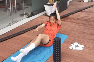 Bài tập thả lỏng của U18 nữ Việt Nam. (Ảnh: VFF)