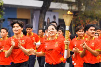 Các vận động viên tham gia Lễ rước đuốc tại SEA Games 32 tại Hà Nội. (Ảnh: NAM NGUYỄN)