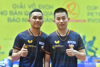 Đinh Anh Hoàng (trái) cùng người đồng đội Lê Đình Đức từng nhiều lần giành chức vô địch nội dung đôi nam của giải đấu. 