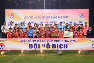 Các thành viên CLB TP Hồ Chí Minh I nâng cao chiếc cúp vô địch. (Ảnh: VFF)
