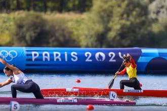 Nguyễn Thị Hương (áo vàng đỏ) không thể tạo nên bất ngờ tại Olympic Paris 2024. (Ảnh: TTXVN)