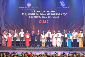 Tác giả, nhóm tác giả nhận giải C tại Lễ trao giải báo chí. (Ảnh: Phương Hoa/TTXVN)