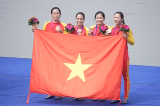 Các nữ vận động viên đội tuyển đua thuyền trên bục vinh quang. (Ảnh: Nam Trung)