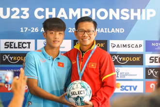Huấn luyện viên Hoàng Anh Tuấn và tiền đạo Quốc Việt tại buổi họp báo. (Ảnh: VFF)
