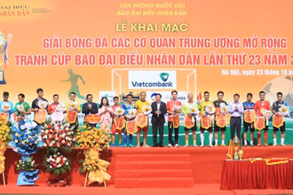 Ban Tổ chức tặng hoa và cờ lưu niệm cho các đội tham dự giải. (Ảnh: BTC)