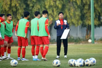 Huấn luyện viên trưởng Hoàng Anh Tuấn chỉ đạo các học trò trong buổi tập. (Ảnh: VFF)