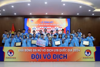 Hà Nội nâng cao cúp vô địch Giải bóng đá nữ vô địch U16 quốc gia 2024. (Ảnh: VFF)