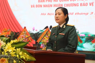 Đại tá Phùng Thị Phú, Trưởng Ban Phụ nữ Quân đội trình bày diễn văn kỷ niệm.