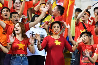 [Ảnh] Người hâm mộ "tiếp lửa" đội tuyển Việt Nam trên sân vận động Mỹ Đình