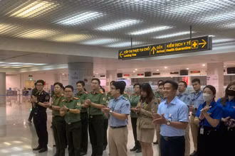 Đội tình nguyện hỗ trợ đón kiều bào Tết năm 2023 tại Sân bay Quốc tế Tân Sơn Nhất. (Ảnh: Cục Hải quan TP Hồ Chí Minh)