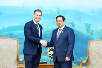 Thủ tướng Phạm Minh Chính và Bộ trưởng Tư pháp Hungary Tuzson Bence. (Ảnh: TRẦN HẢI)