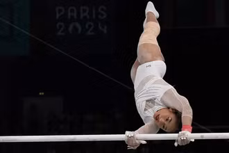 Vận động viên thể dục dụng cụ của Indonesia - Rifda Irfanaluthfi thi đấu ấn tượng tại Olympic Paris 2024. (Ảnh: ANTARA)