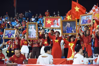 [Ảnh] Người hâm mộ "tiếp lửa" đội tuyển Việt Nam tại chung kết AFF Cup 2022