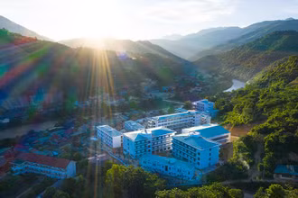 Trường Trung học phổ thông Kỳ Sơn trong nắng sớm.