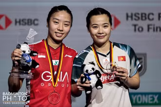 Nguyễn Thùy Linh (phải) cùng tay vợt Yeo Jia Min. 