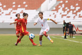 U18 nữ Việt Nam (áo đỏ) thi đấu tự tin trước Myanmar. (Ảnh: VFF)
