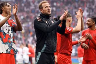 Kane có lần đầu trải nghiệm cảm giác bước lên ngôi vô địch cùng với Bayern. (Ảnh: FC Bayern)