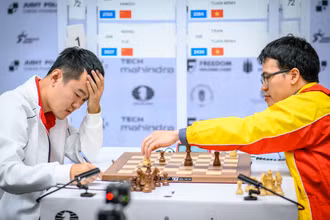 Lê Quang Liêm (phải) có được chiến thắng ấn tượng trước nhà đương kim vô địch cờ vua thế giới. (Ảnh: FIDE)
