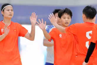 Các tuyển thủ futsal nữ Việt Nam thi đấu ấn tượng trước các cầu thủ nam của đội futsal Xạ Store. (Ảnh: VFF)