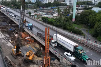 Giàn cẩu tại công trình xây dựng nút giao Mỹ Thủy, Thành phố Hồ Chí Minh đổ sập, đè trúng xe container và ô-tô 7 chỗ đang lưu thông trên đường.