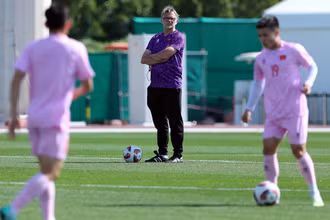 Huấn luyện viên Philippe Troussier quan sát kỹ các cầu thủ trên sân tập. (Ảnh: VFF)