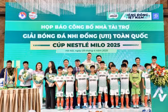 Đại diện Ban tổ chức cùng đại diện các cầu thủ nhí tham dự giải đấu. 