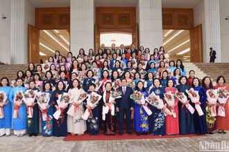 Thủ tướng Phạm Minh Chính chụp ảnh lưu niệm với các nữ đại biểu. (Ảnh: TRẦN HẢI)