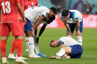 Harry Kane gặp chấn thương trong trận đấu đầu tiên của tuyển Anh gặp Iran. (Ảnh: Telegraph)