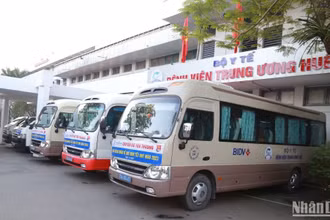 “Chuyến xe yêu thương” đưa bệnh nhân về quê đón Tết.