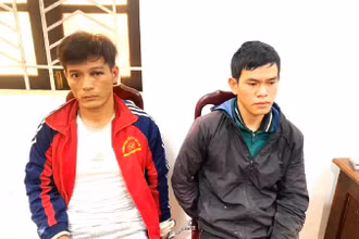 Hai đối tượng Ngô Quang Phúc và Đào Minh Thuận tại cơ quan Công an.