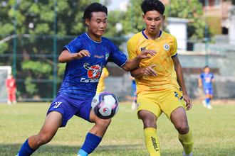 U19 Hà Nội (áo vàng) và U19 LPBank Hoàng Anh Gia Lai có trận mở màn đầy kịch tính. 