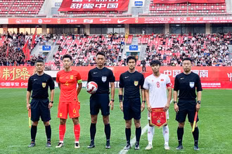Đội trưởng U19 Việt Nam - Tiền vệ Công Phương cùng đội trưởng U19 Trung Quốc và các trọng tài. (Ảnh: VFF)