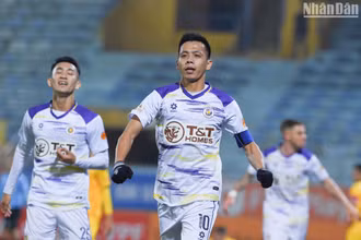 Đội trưởng Văn Quyết thi đấu thăng hoa với hai bàn thắng cho Hà Nội FC. (Ảnh: TRẦN HẢI)