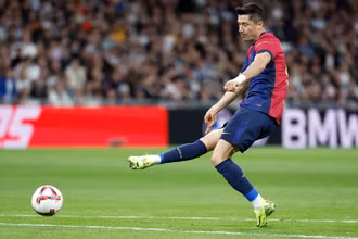 Lewandowski ghi cú đúp trong cuộc đối đầu Real Madrid. (Ảnh: Reuters)