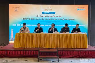 Đại diện Ban tổ chức trả lời câu hỏi từ các câu lạc bộ và báo chí. 
