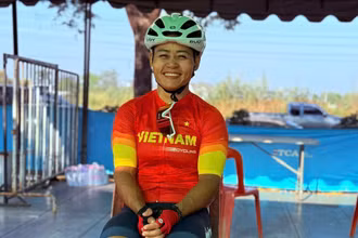 Cua-rơ Tô Hoàng Khánh Lan thực hiện cú nước rút để giành Huy chương Vàng thứ 2 cho xe đạp Việt Nam tại đấu trường châu Á.