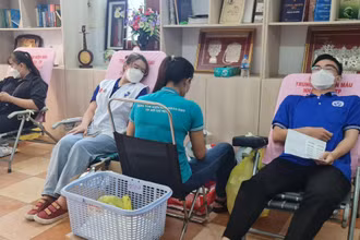 Các tình nguyện viên tham gia hiến máu.
