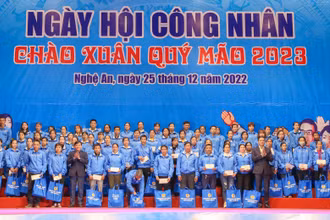 200 đoàn viên, lao động có hoàn cảnh đặc biệt khó khăn được tặng quà, với trị giá 1 triệu đồng/suất quà.